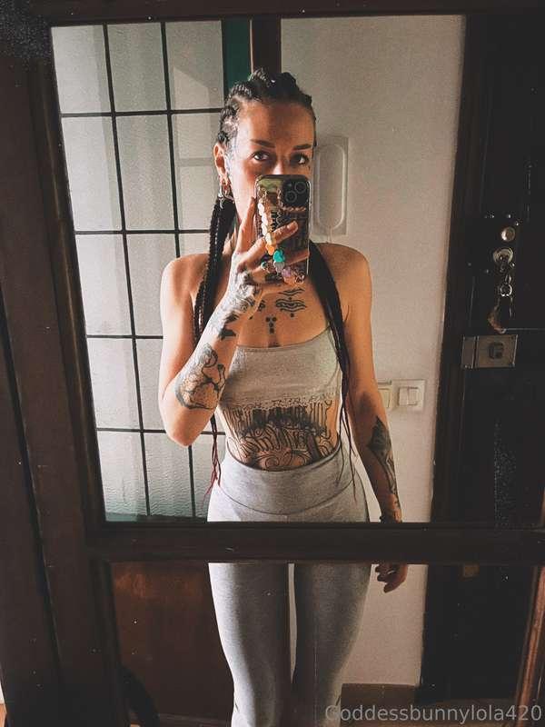 Follow @lolababebunny ❤️‍🔥 curves and phatt ass, lot of puss..