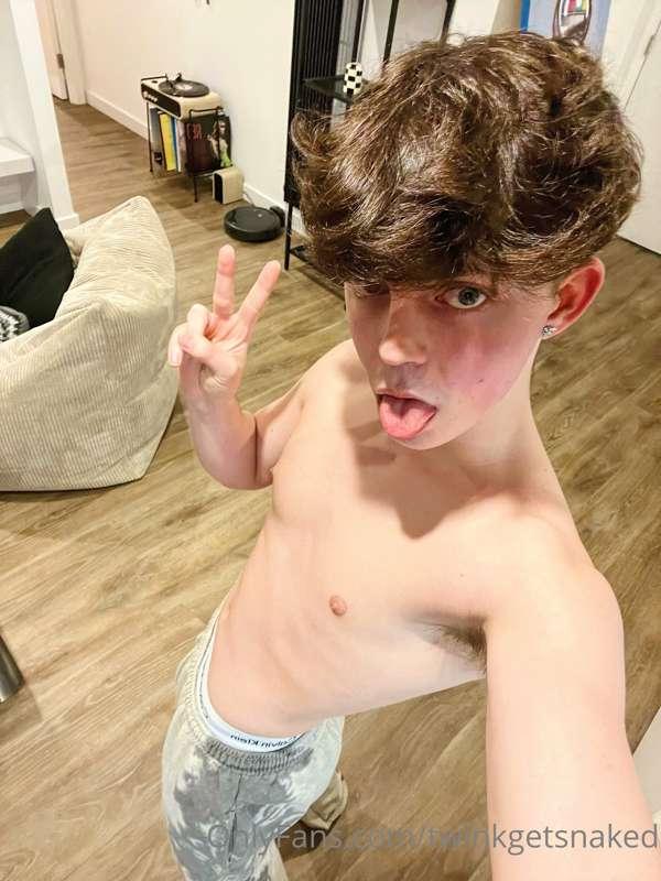 Happy Friday boys ! ❤️ This weekend is about to be a crazy o..