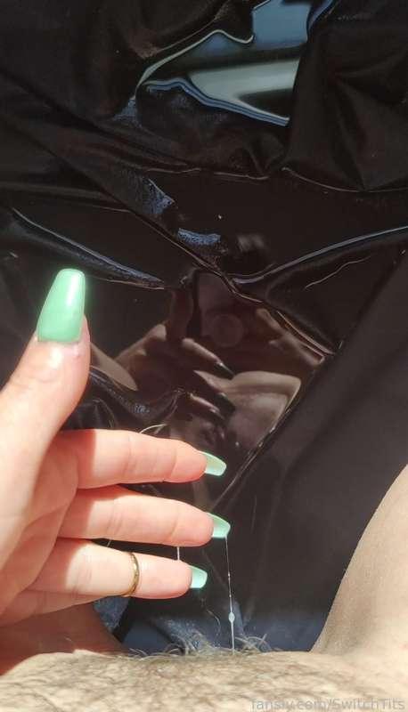I made a pee custom and then realized how perfectly clear I could see my pussy in the puddles reflection looking back at me 🥵