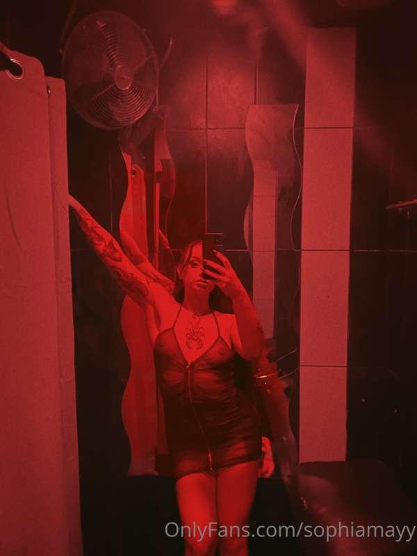 I’m thinking of doing some stripper style content, what woul..