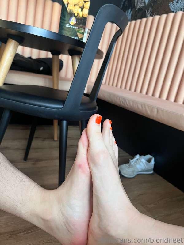 blondifeet image #0