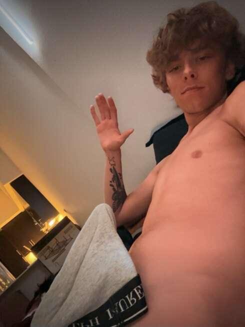 Ready to see what's underneath my towel?😉