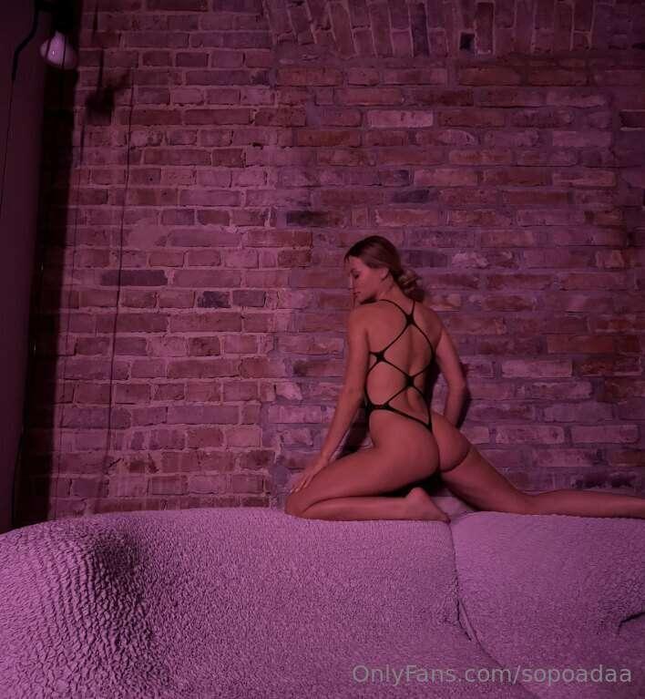 Kostea pillu @kristiina_fi kiiltää aina. Hän liikuttaa sormi..