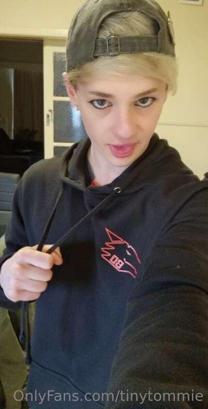 me with eyeliner on 😚

I'd wear it more often but psoriasis ..