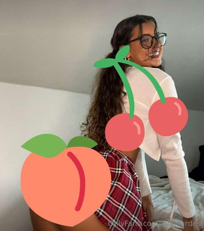 This schoollgirl has been misbehaving 😜 DM me to see morreee..