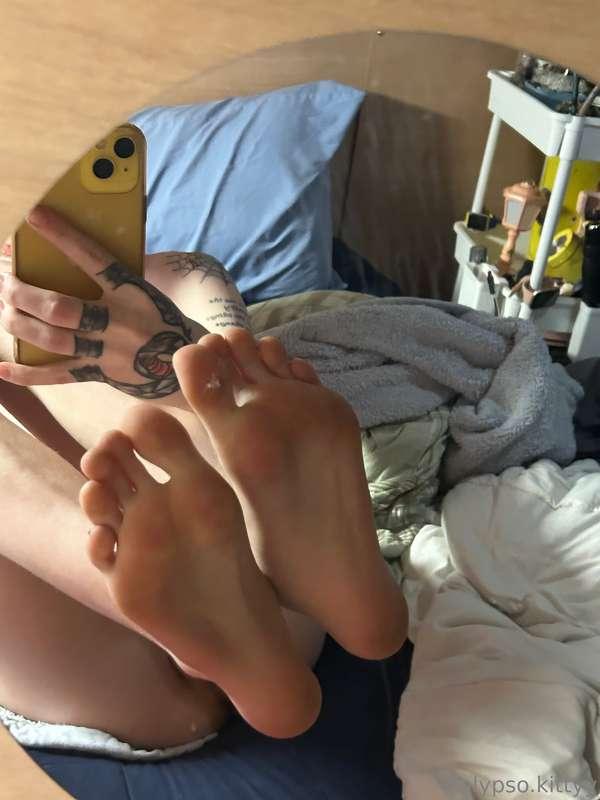 Look at these pretty feet