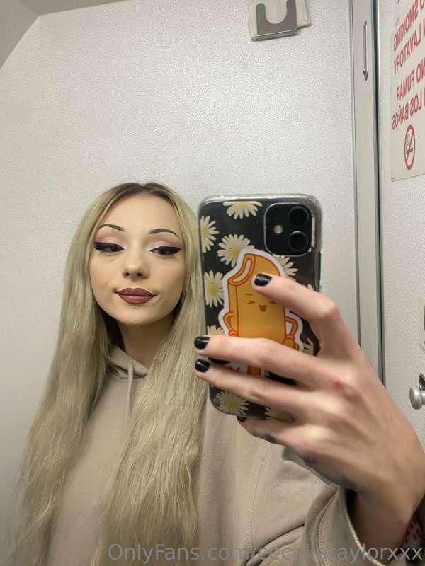 Flashing my boobs on airplane 💕