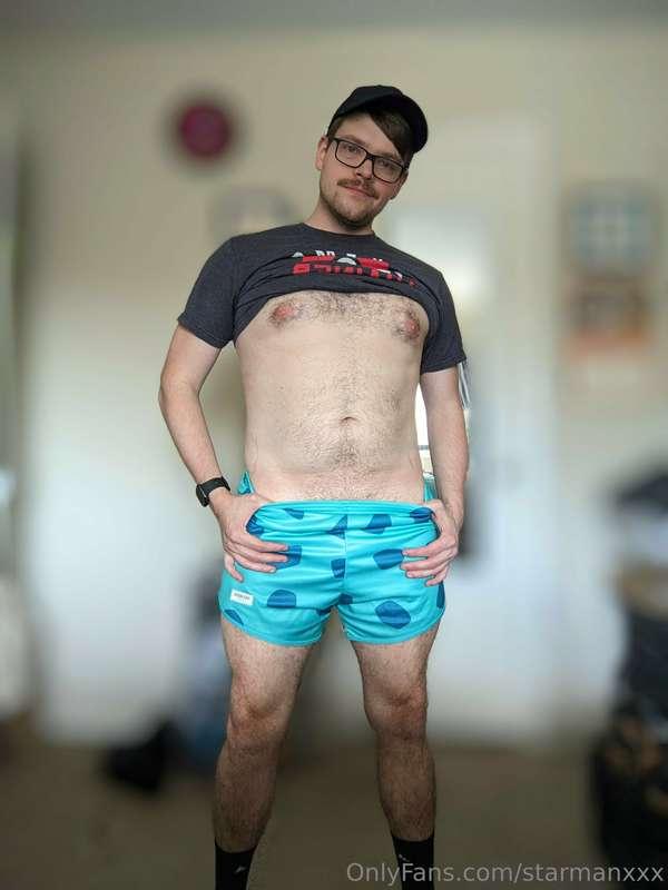 Gotta take off these sweaty shorts after the gym 🥵🩳