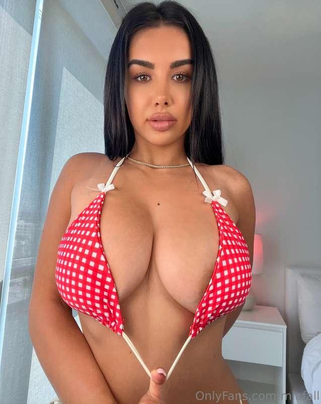 Should I tie it tighter or let it slip? 💋