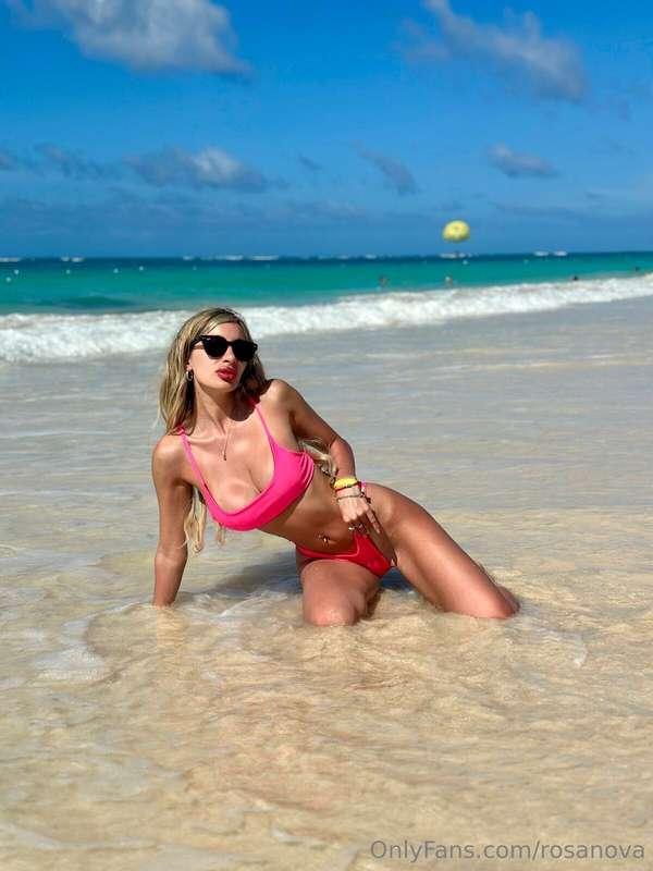 Dangerously good at making heads turn. 💋