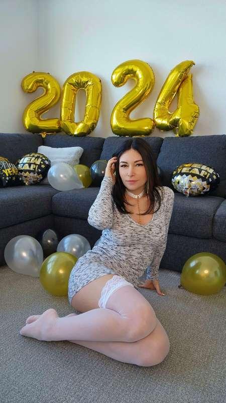 It's time to fucking party🎉 😈 Ready to rip my dress off of m..