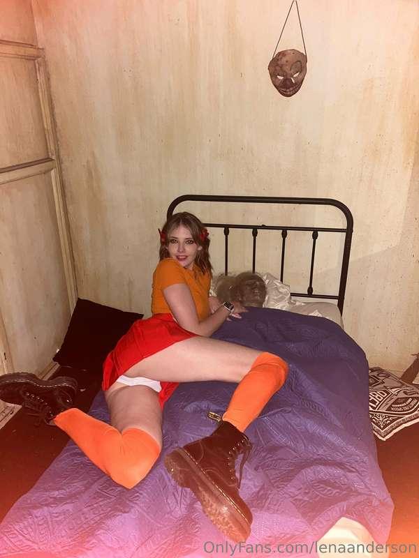 My slutty little Halloween costumes 🧡🖤  What do you think th..