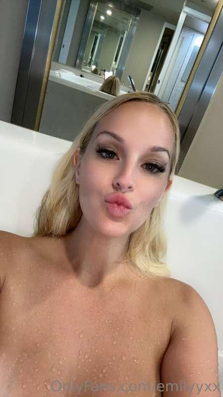 A kiss to all my loyal fans!! 😘