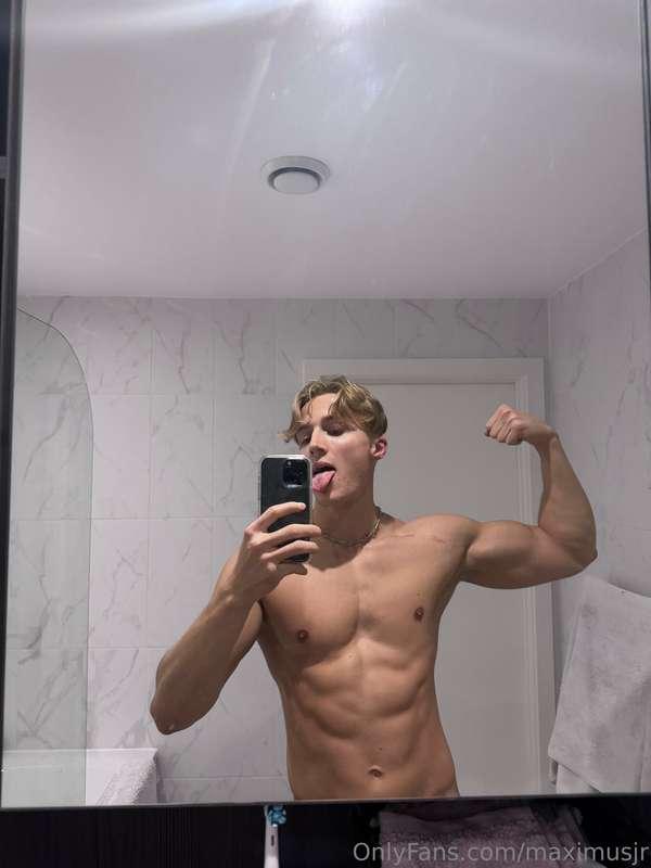 👅 😛 💪🏼