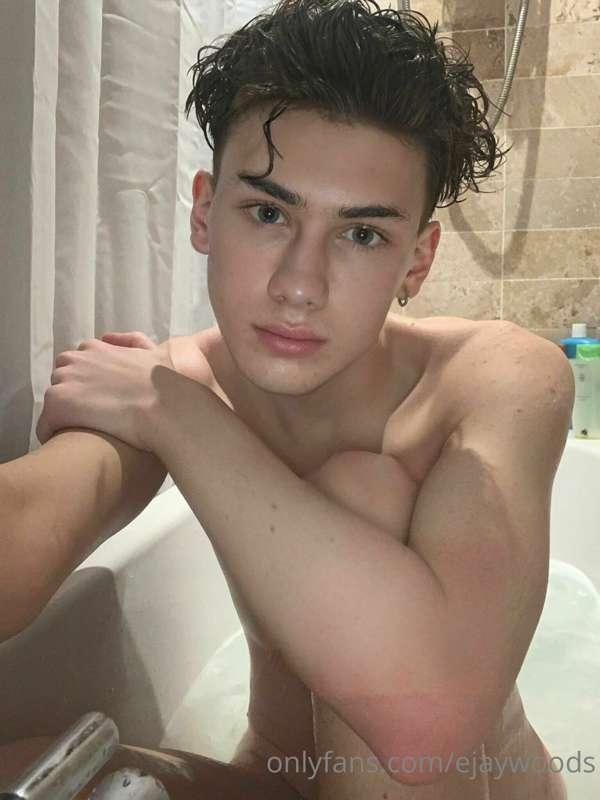 swipe to see my wet ass 💦

**send a little tip and watch me ..