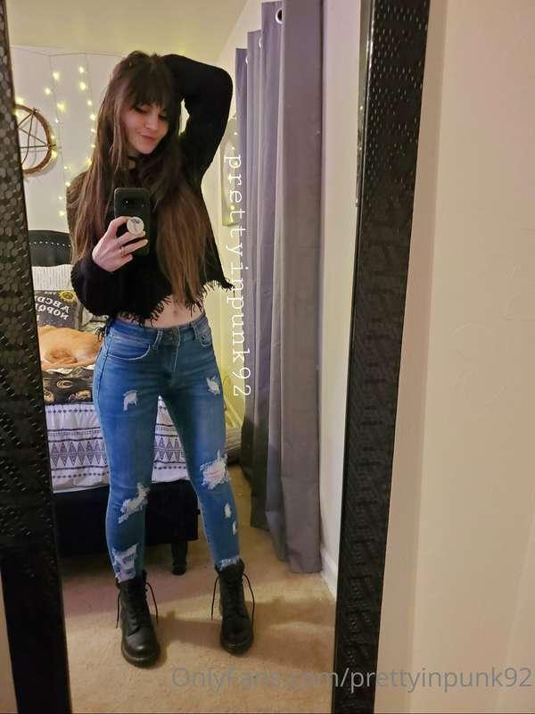 This bitch is back and ready for sexy shenanigans again!! 😏 ..