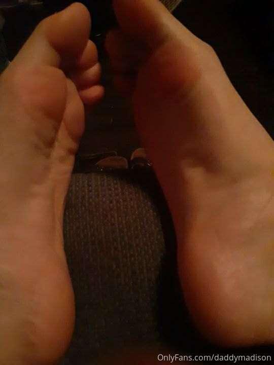Feet sluts 

Lick the dirt off my feet and hand over your wa..