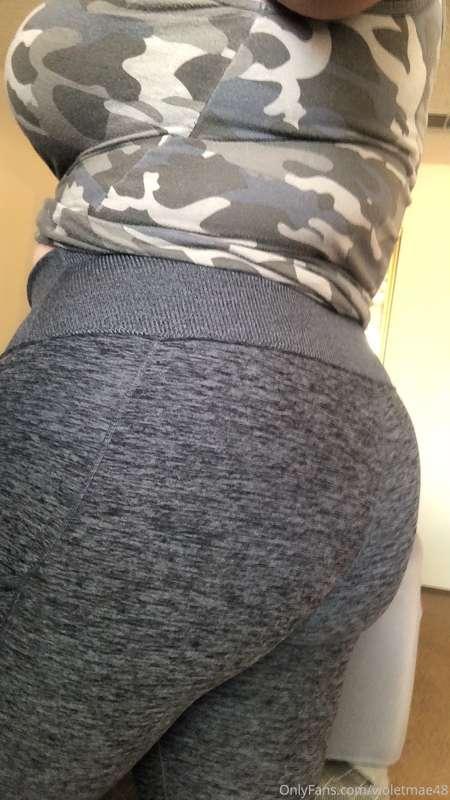 New workout pants. Does my ass look cute? 🙈