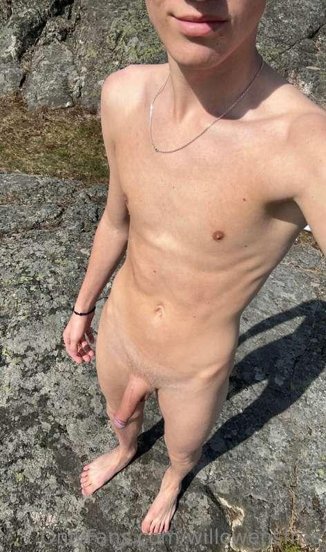 Naked twink with soft dick, who doesn’t like that?😏

https:/..