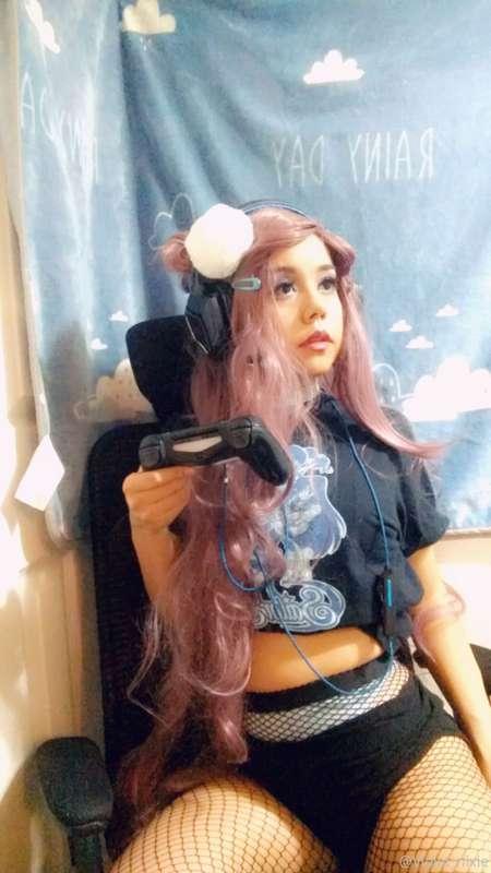 Gamer girls.. am I right? 🙄😝 tip this post for bonus nudes a..