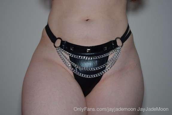Message me if you wanna buy a pair of panties! I can get the..