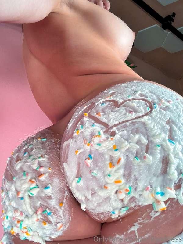 U frost em next 🧁  Omg I ate a spicy chicken sandwich from W..