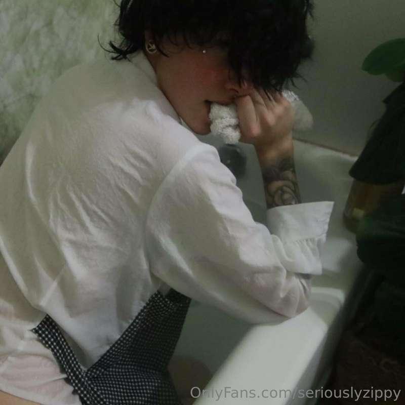 Let’s have a vote 😍 brown or black hair? Which one turns you..