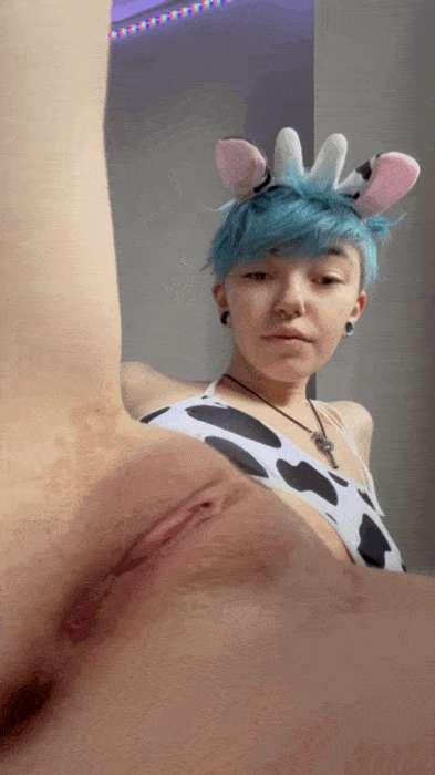 Cow sex vid 🐮🖤🤍
Watch my holes get filled as I cum💦

#cow #moo #cosplay #bluehair #dyedhair #fyp #model