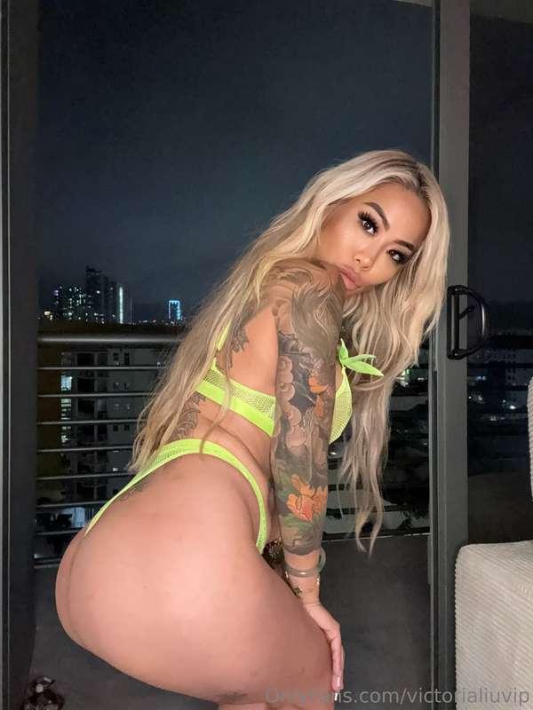 Don't you think my juicy ass is smackable? 👋👋