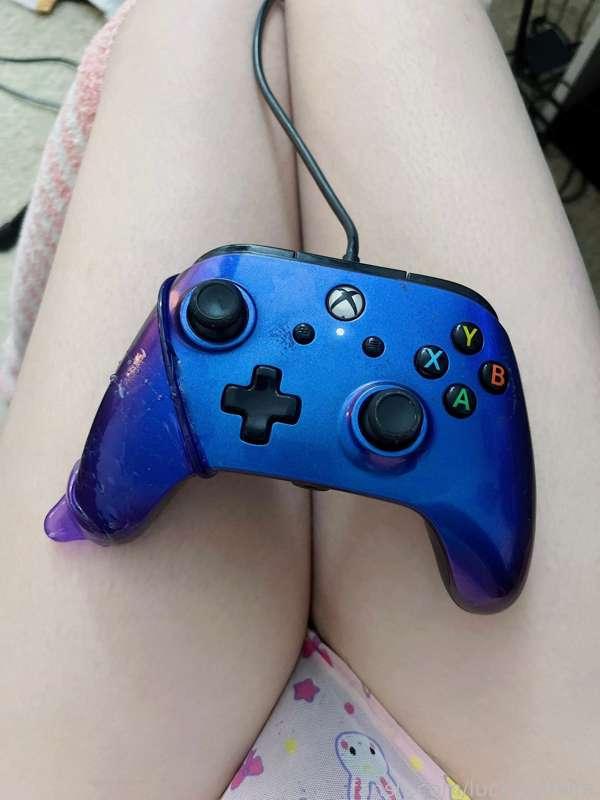 Gamer girls make do 🎮💖

I fucked myself with my xbox controller, what more could you want XD
What inanimate object should I use next? 🤔

#silly #condom #gamer #gamergirl #egirl #pussy
