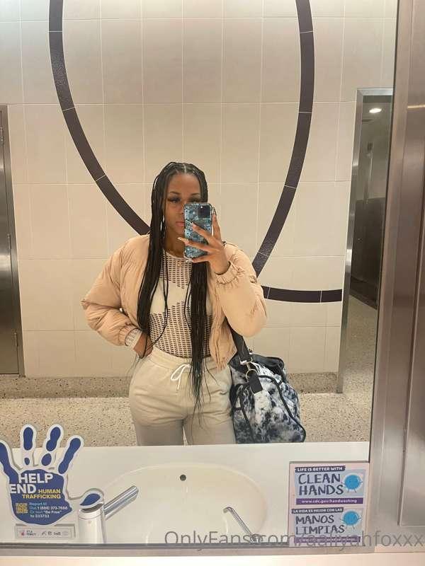 Airports allll day😩😩 hit my DM’s 👀💖
