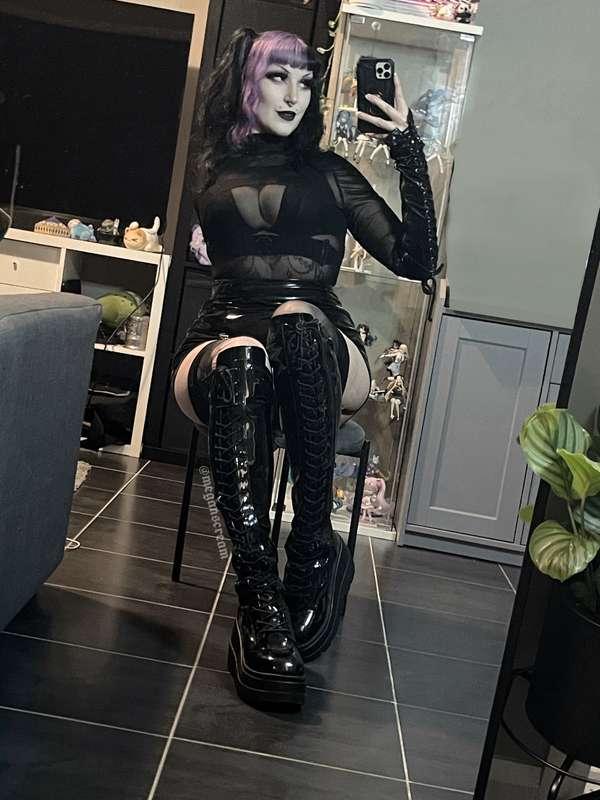 Swipe for a surprise 😇Responding to messages tonight! Thanks..