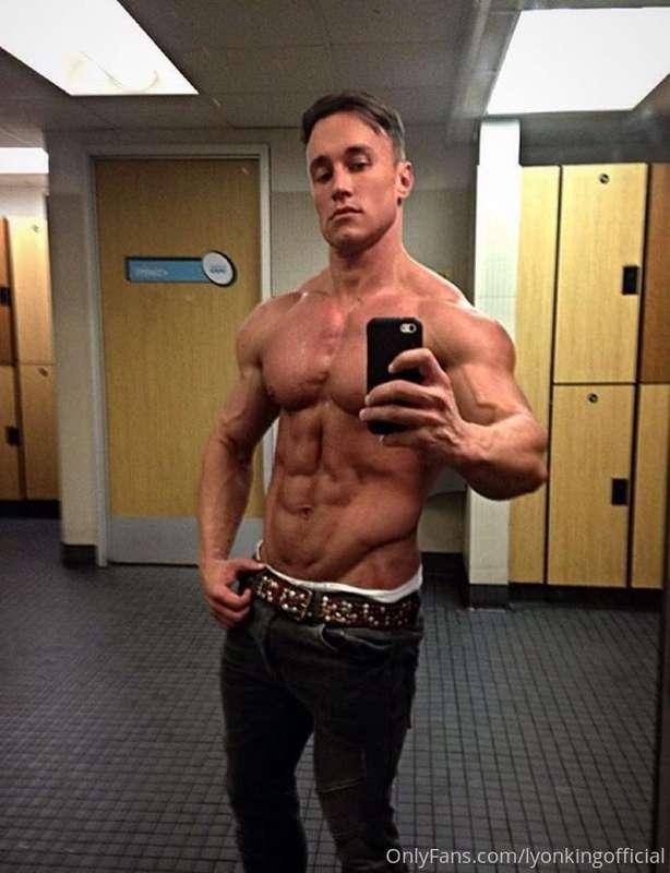 Follow the sexy bodybuilder  @volkovalexxxx on his OnlyFans ..