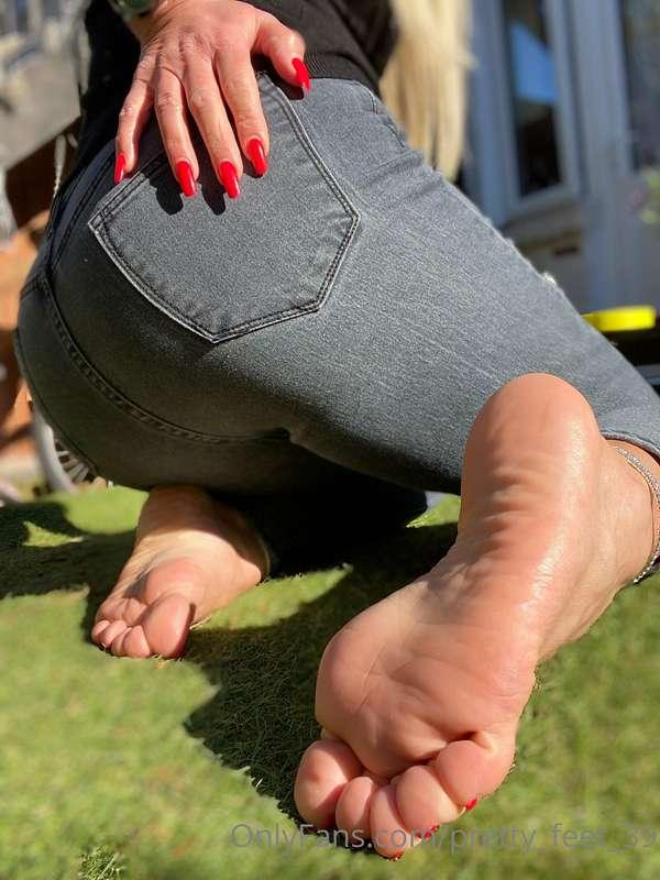 Look at my feet 👣 tell me what do you wanna do 🤔