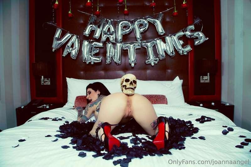 🥀 It's not valentines day but we can still enjoy a hot **Got..