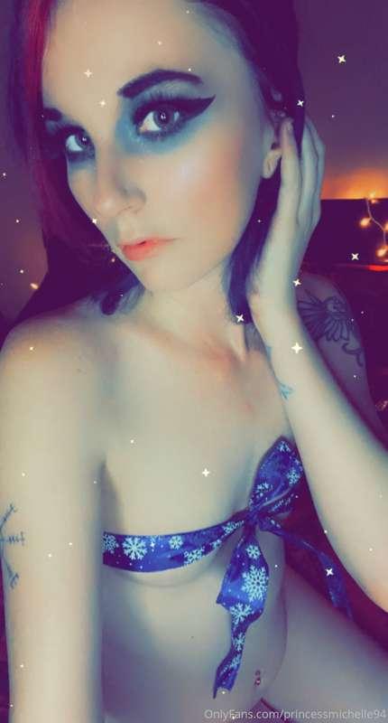 Who wants to unwrap me 😘 videos to come soon it’s not lettin..
