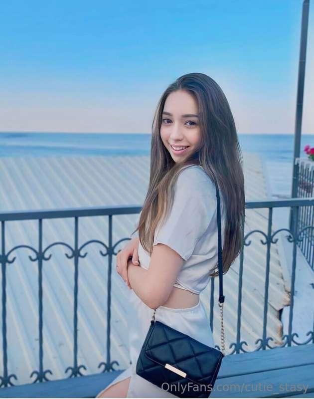 ## Free sub ❤️‍🔥 @miaang this busty horny girl loves jerking..