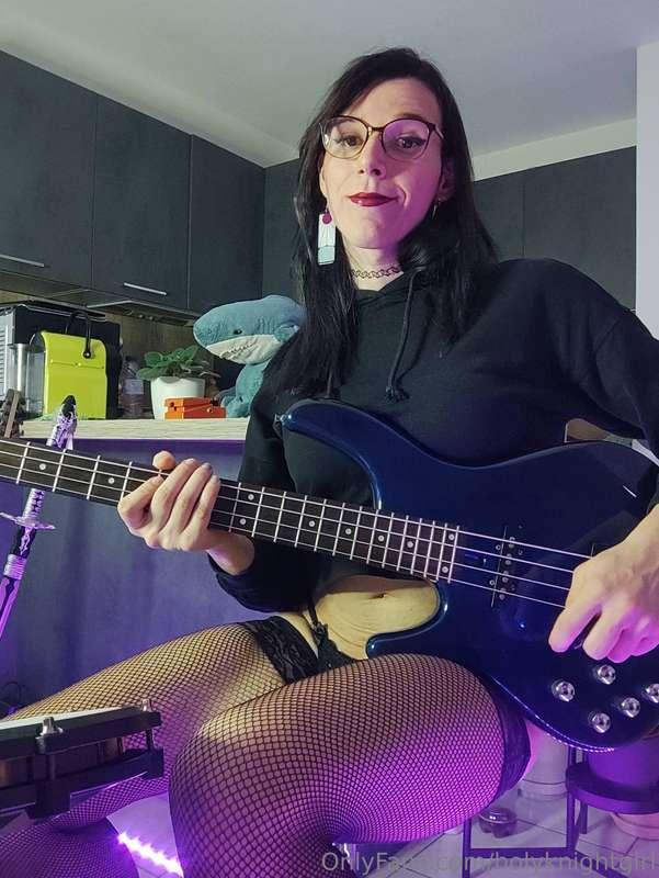 Do you like BASS? Better, do you like BASS + Beautiful girl?..