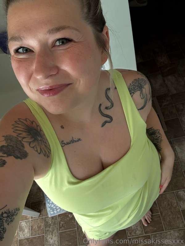 She's giving summer! Good morning! Are you feeling the summe..