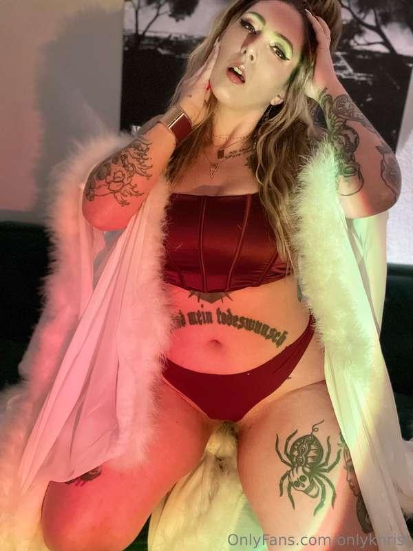 I talk sweet in the DMs, but I bite in bed 💋