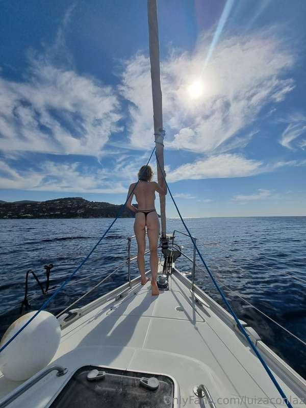 C'è la poppa della nave e poi ci sono le mie 🥵
