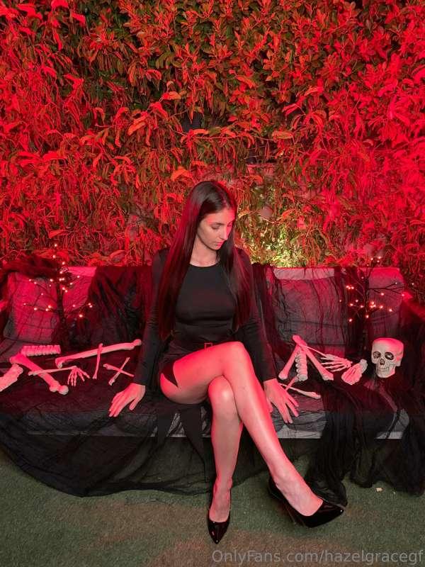 Perfect balance of spooky and sexy 🤤 👻 🎃