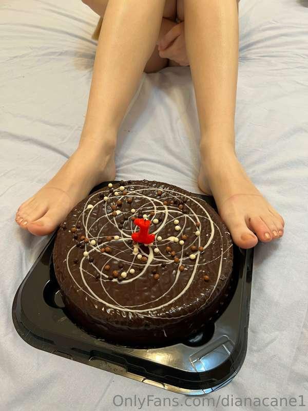 Toes and cake 🎂  
What would you eat first?👅