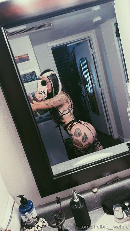 who wants to spank this ass n eat this pussy??