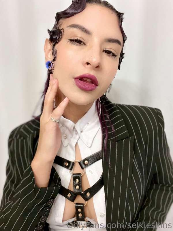 Give Gomez Addams - lips and eyes to K I L L