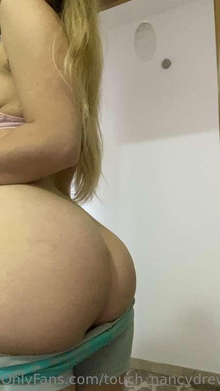 spank me?😈😈😈