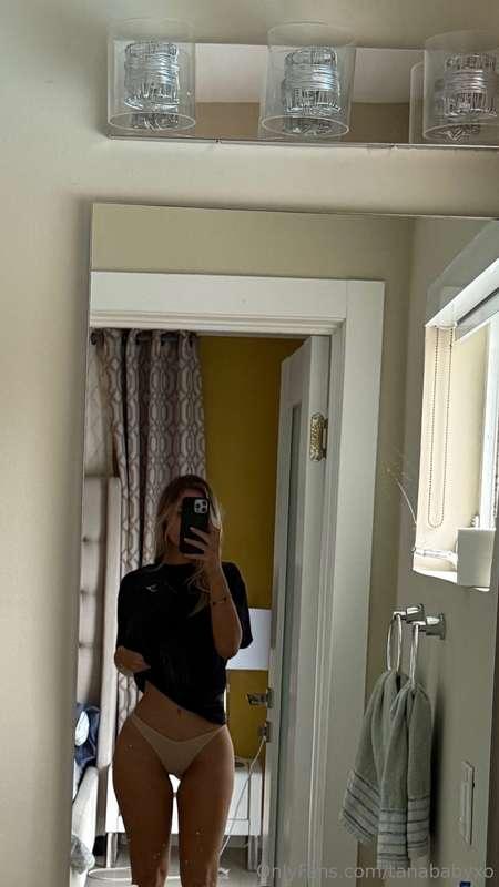 Midday cravings hitting different… and I’m the main course 😘..