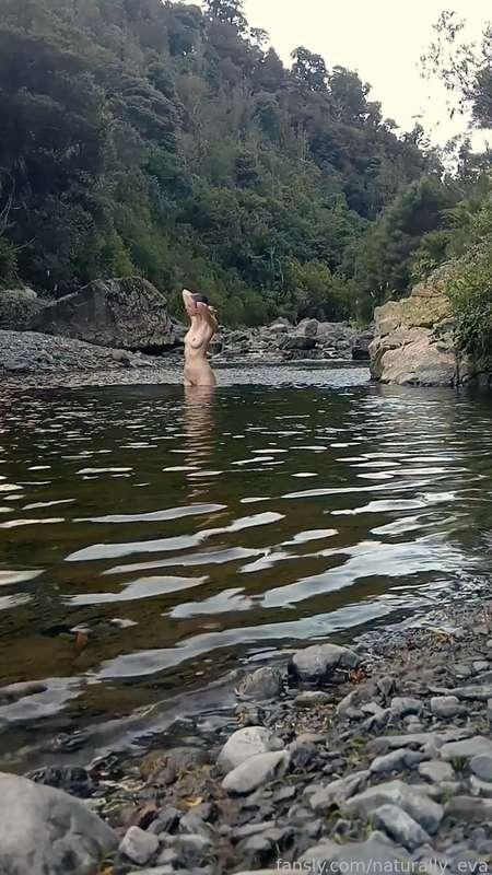 Throwback Thursday to washing off a long day's hiking in a mountain stream 🥰

#natural #nature #tits #outdoors #outdoor #nude #nudist #slim #fitgirl #slimthick