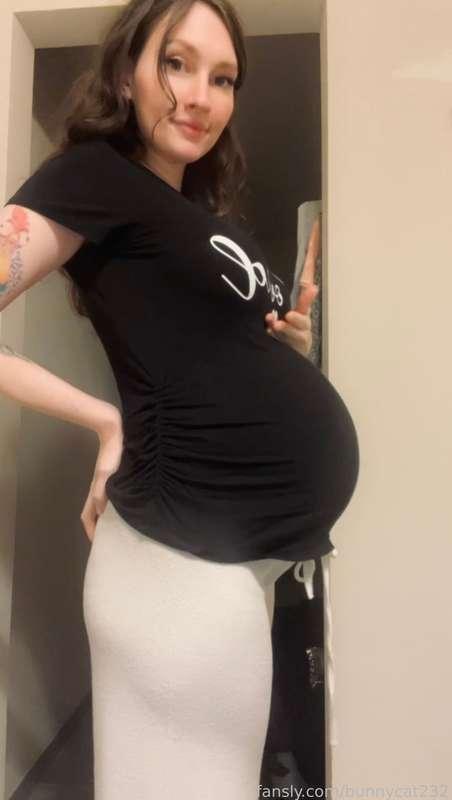 Uhh… I think I might be pregnant!!! 

#pregnancy #pregnant #belly #fyp 