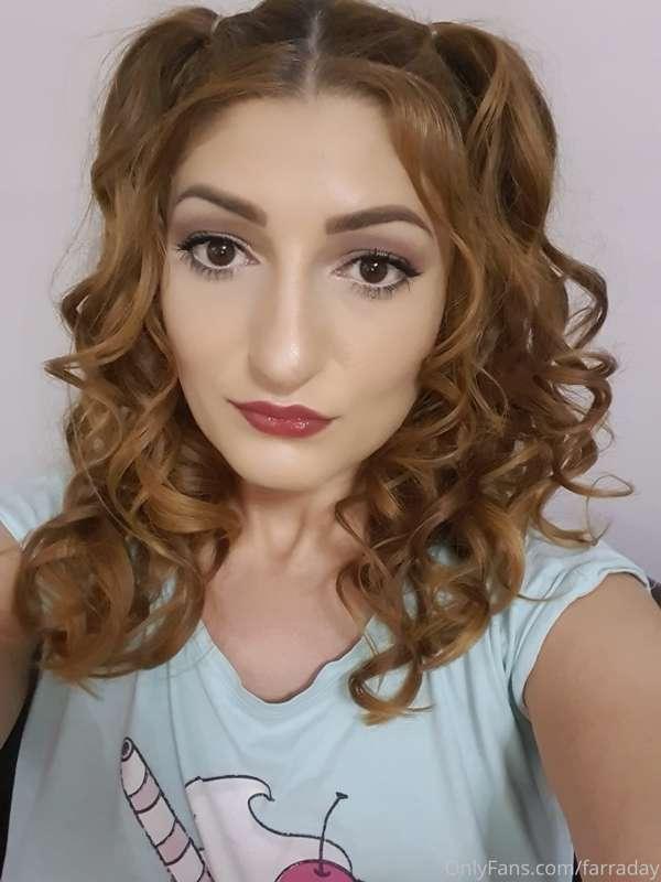 You like my hair and makeup? 😘🥰